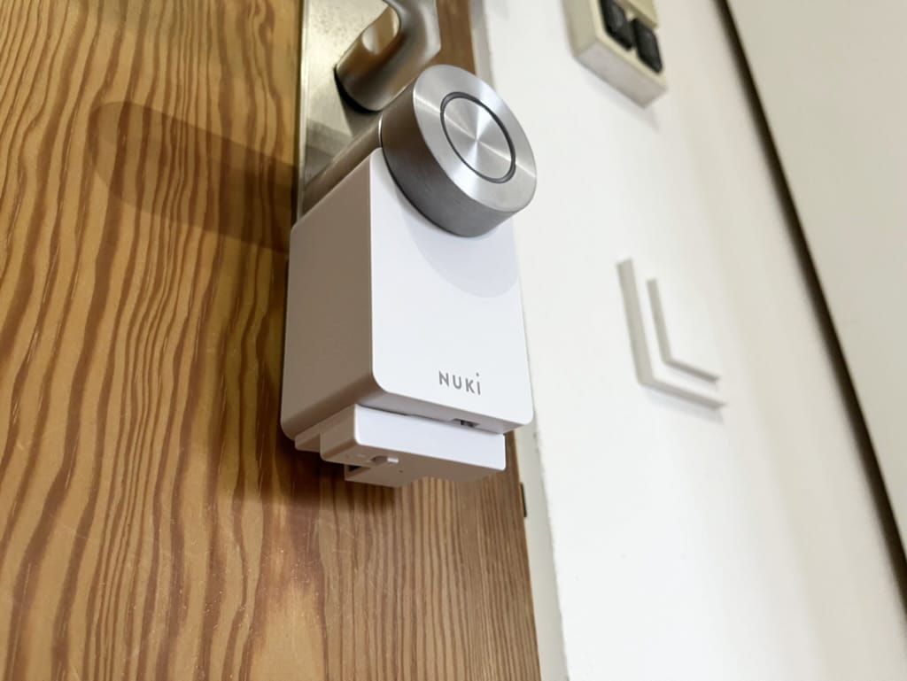 Einen farblich passenden Akku-Pack liefert Nuki beim Smart Lock 3.0 Pro direkt mit.