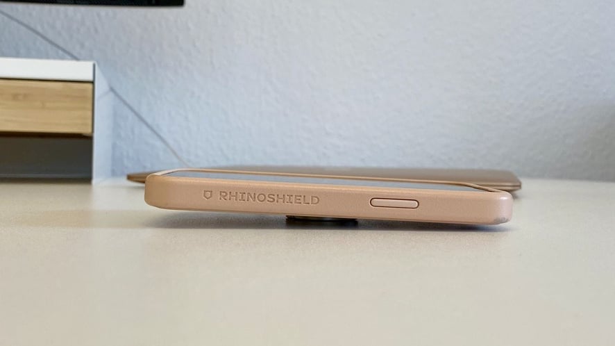 Aufgrund einer ungleichmäßigen Gewichtsverteilung kippt das iPhone nach hinten.