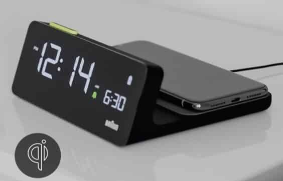Designtipp: Braun Digital Clock mit Qi-Ladefunktion