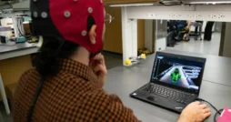 EEG-Kappe steuert Computerspiel