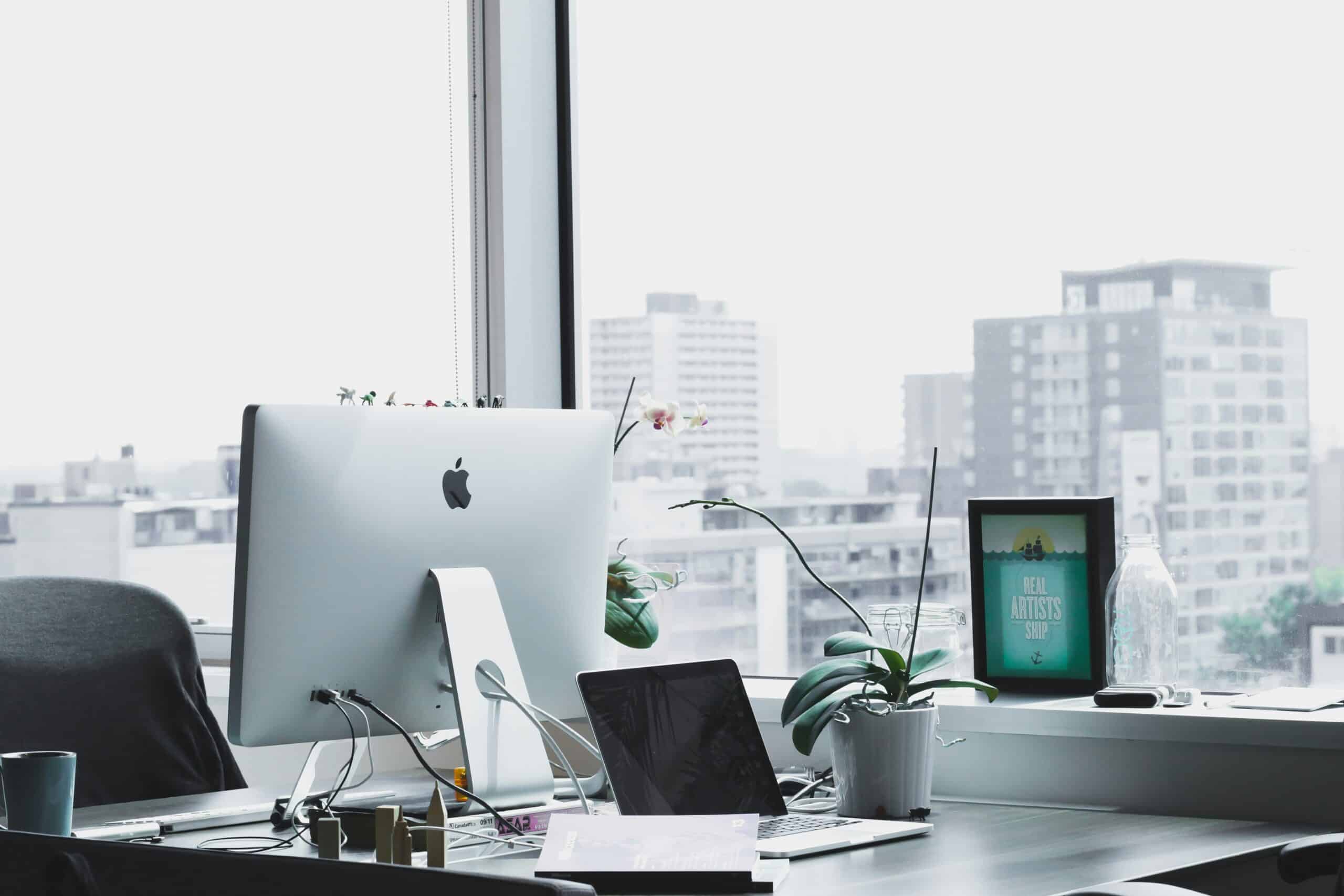 iMac auf Schreibtisch, silber