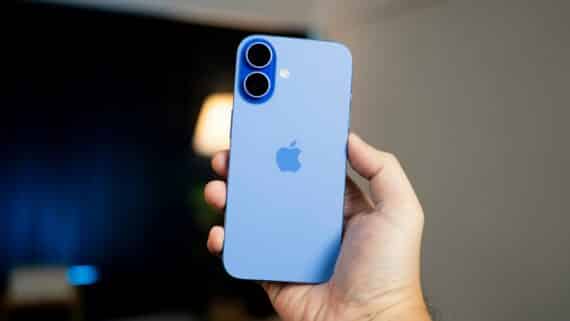 iPhone 16 in blau