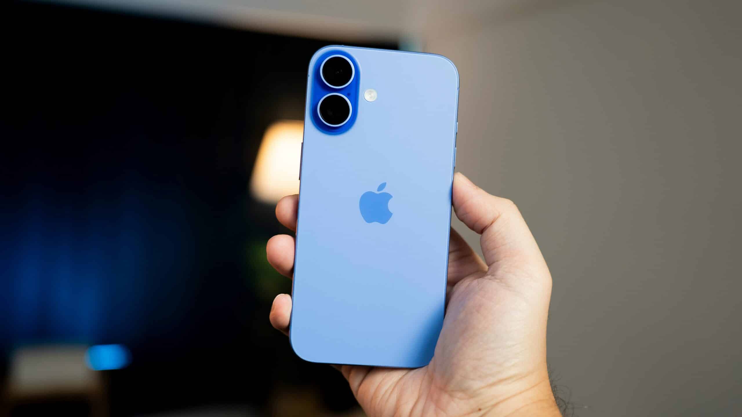iPhone 16 in blau