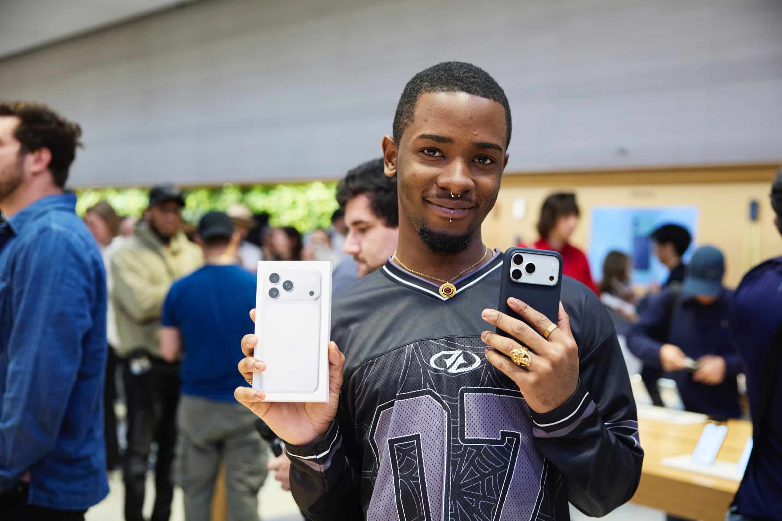 Das neue iPhone schnell in eine Hülle: Ein Käufer der ersten Stunde in New York