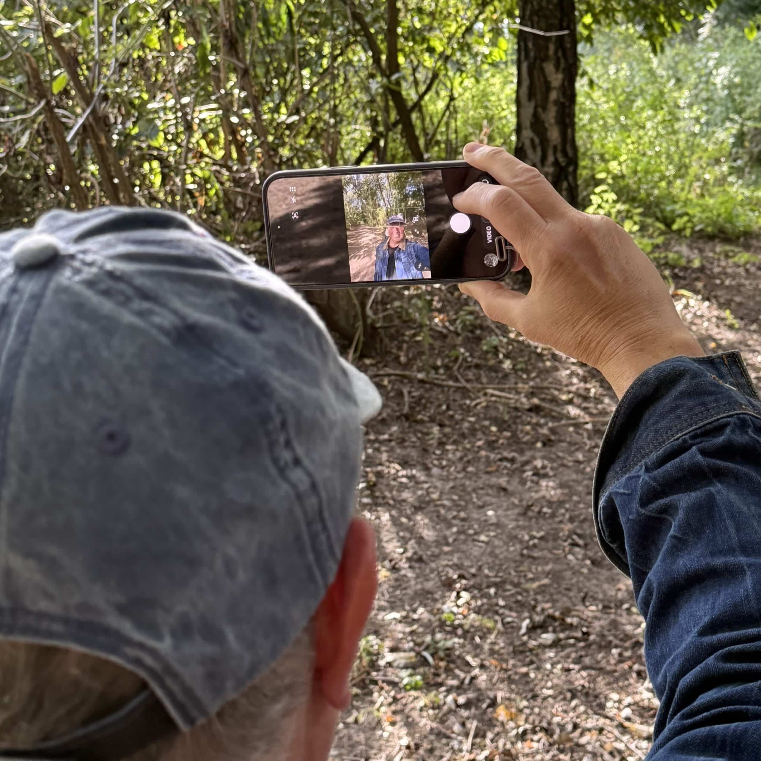 Die Selfie-Kamera kann dank quadratischem Sensor im Querformat auch Hochformat aufnehmen und umgekehrt.