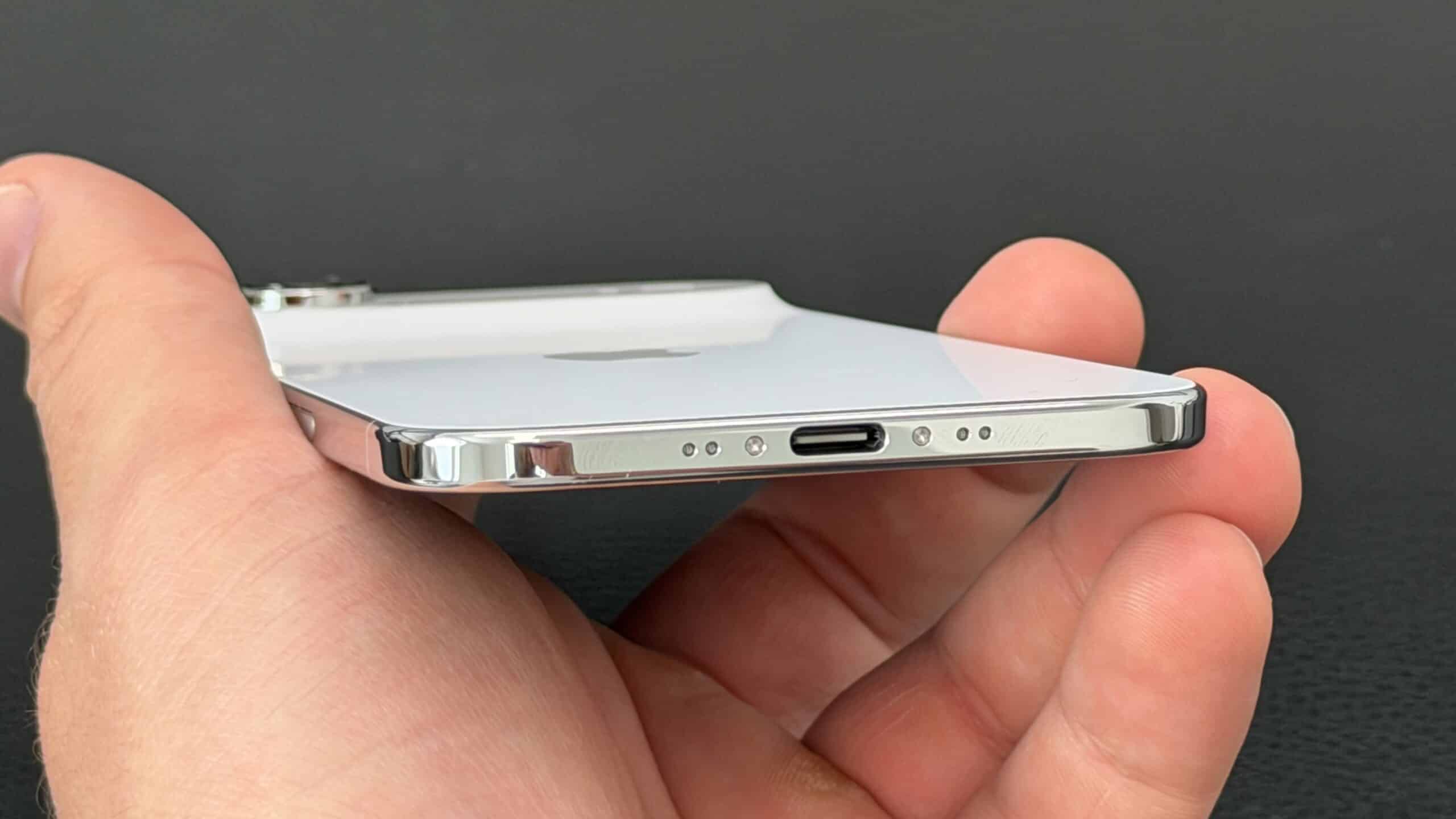 Auf der Unterseite sind nur noch Ladebuchse und Mikrofone angebracht, keine Lautsprecher.