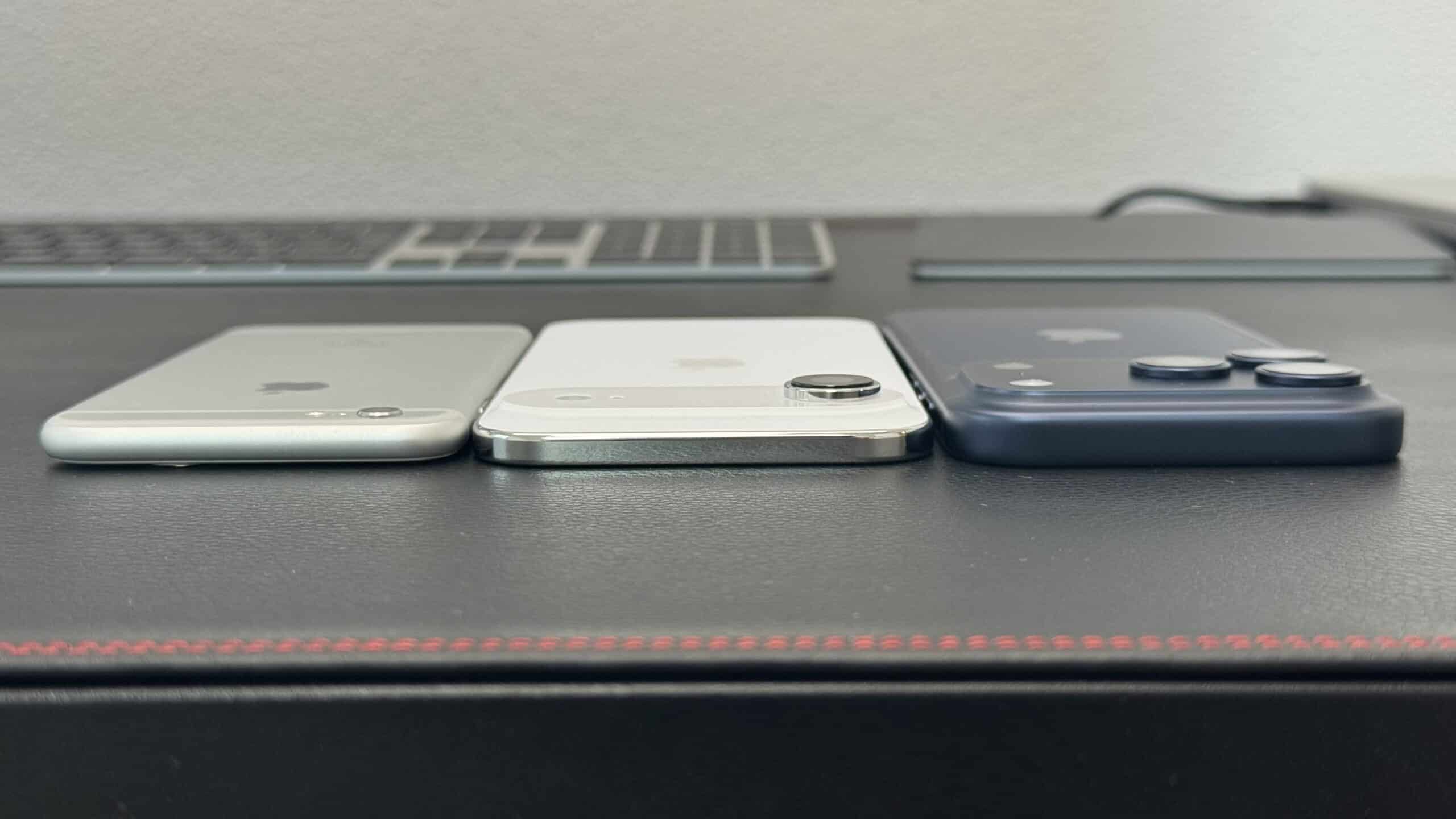 Das iPhone Air ist bis auf den Kamerabereich sogar dünner als ein iPhone 6S (links). Im direkten Vergleich ist ein iPhone 17 Pro (rechts) ein ganz schöner Brocken.