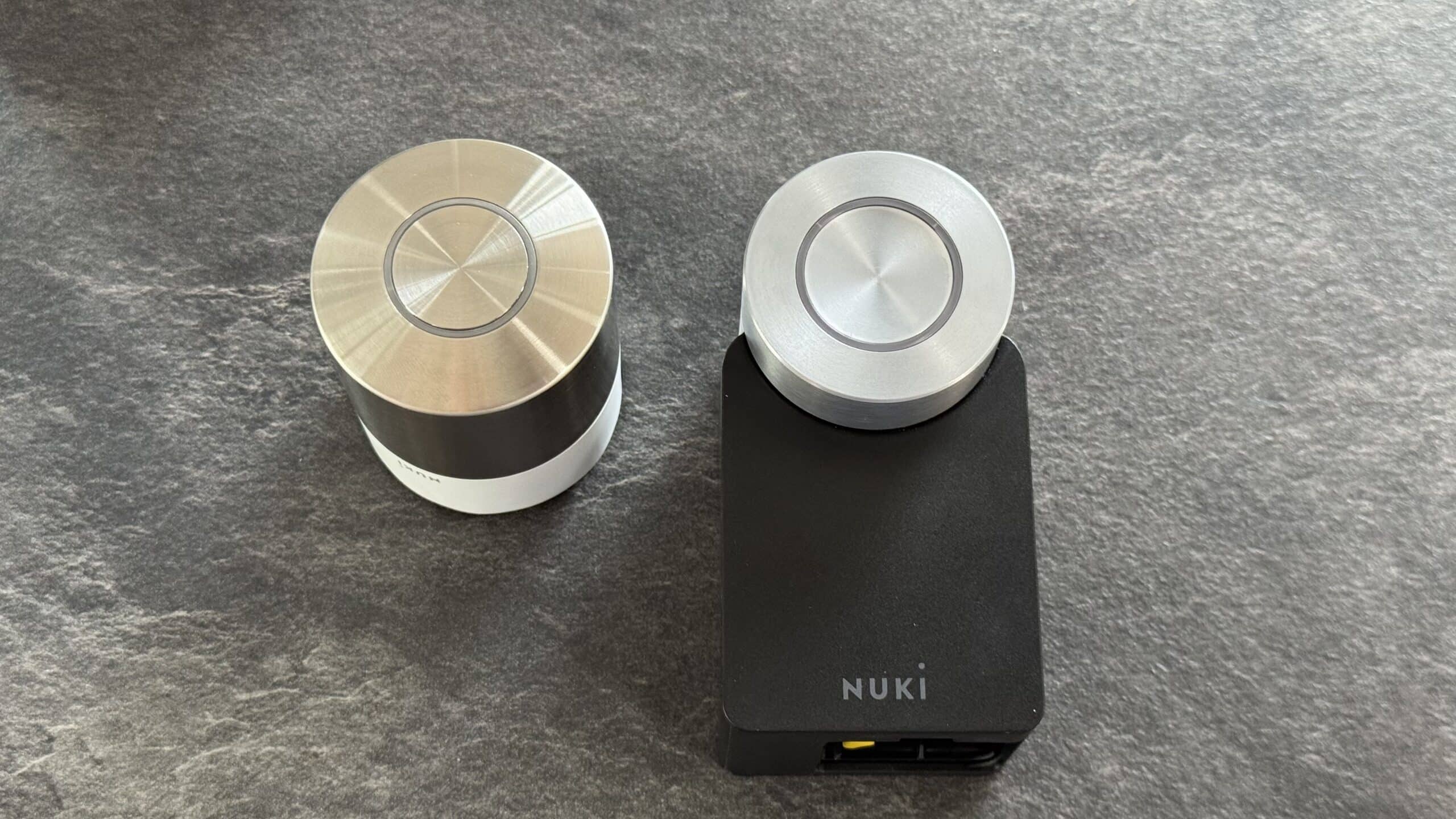 Der Formfaktor des neuen Smart Lock Pro (links) ist deutlich kompakter.