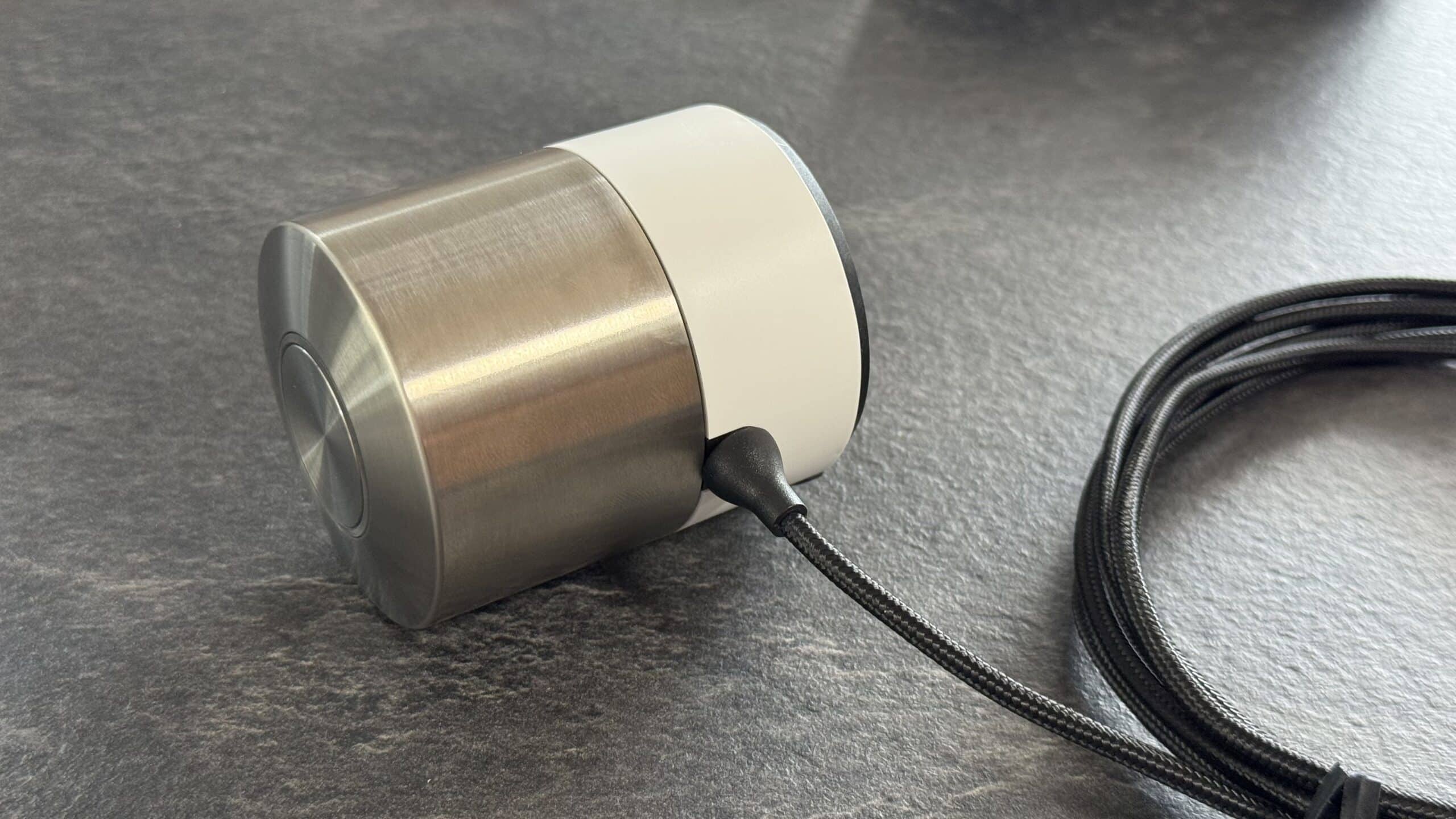 Das neue Smart Lock Pro (5. Gen.) muss man über ein magnetisches Kabel laden. USB-C gibt es nicht mehr.