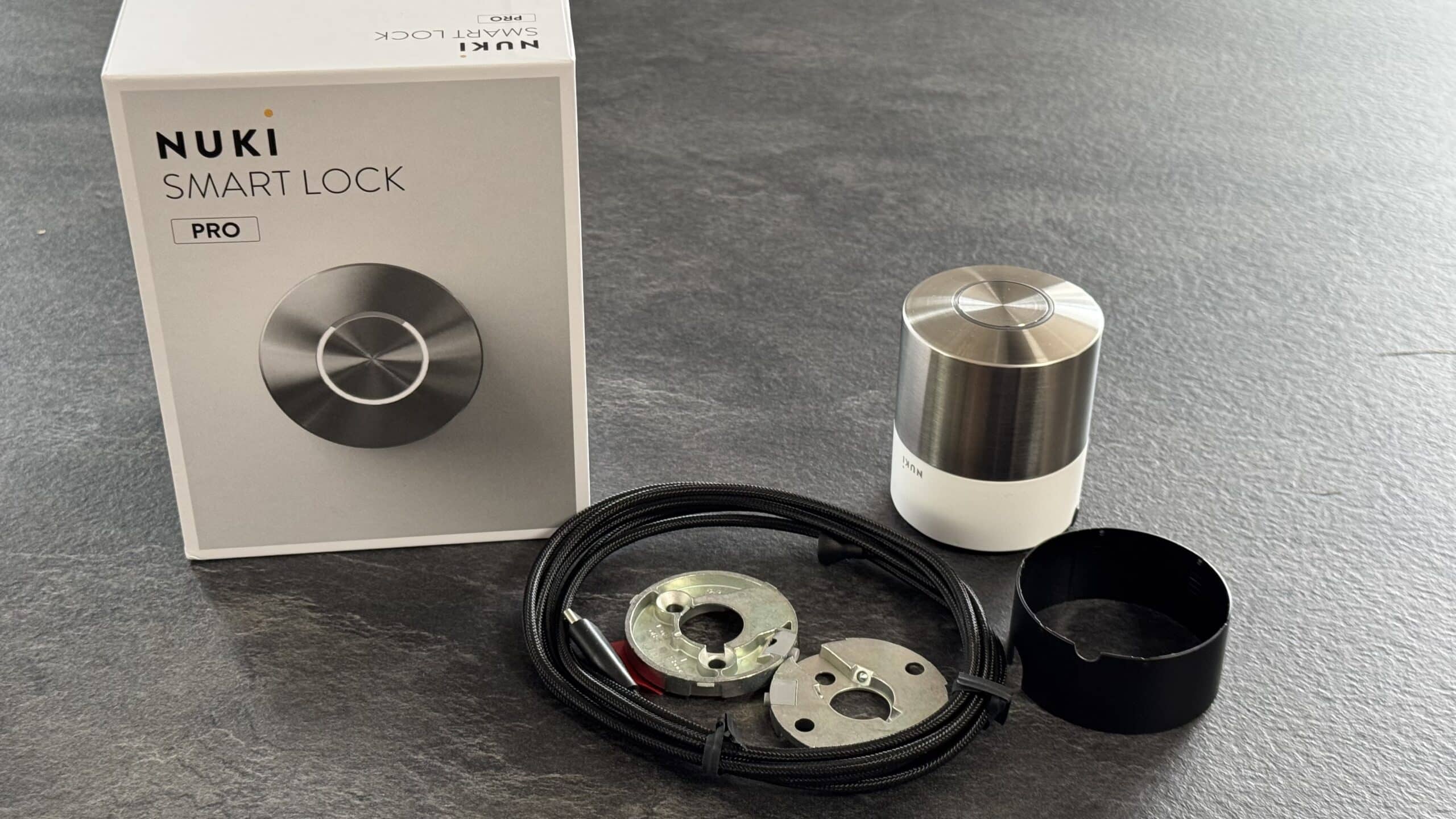 Dank zwei unterschiedlicher Montageplatten sollte das Smart Lock auf jede Haustür passen.