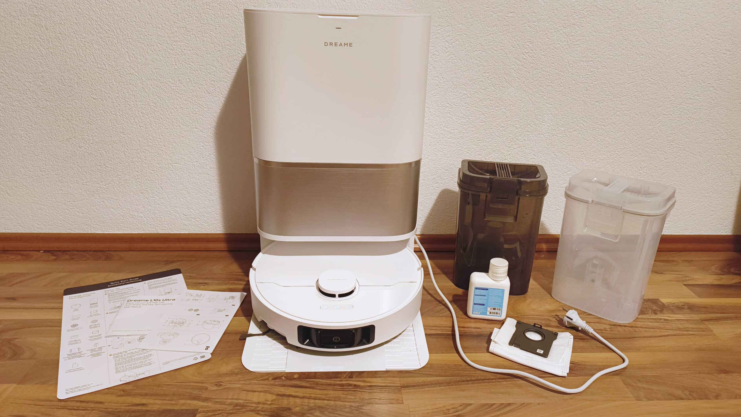 Der Roboter und sein Zubehör: Reinigungsmittel und ein zweiter Staubbeutel inklusive.