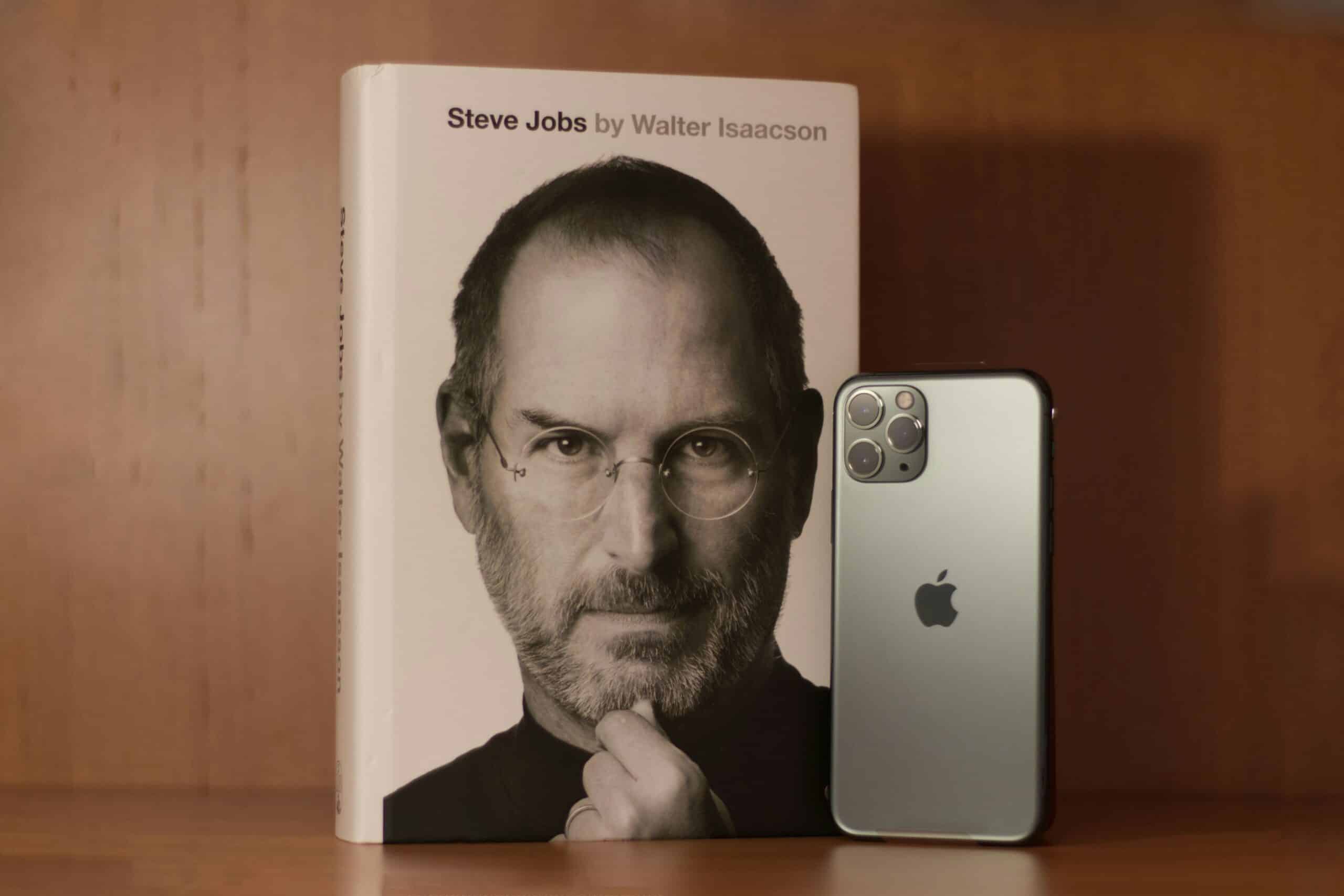 Steve Jobs Biographie neben iPhone