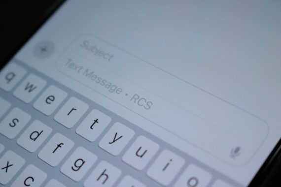 RCS auf iPhone-Tastatur