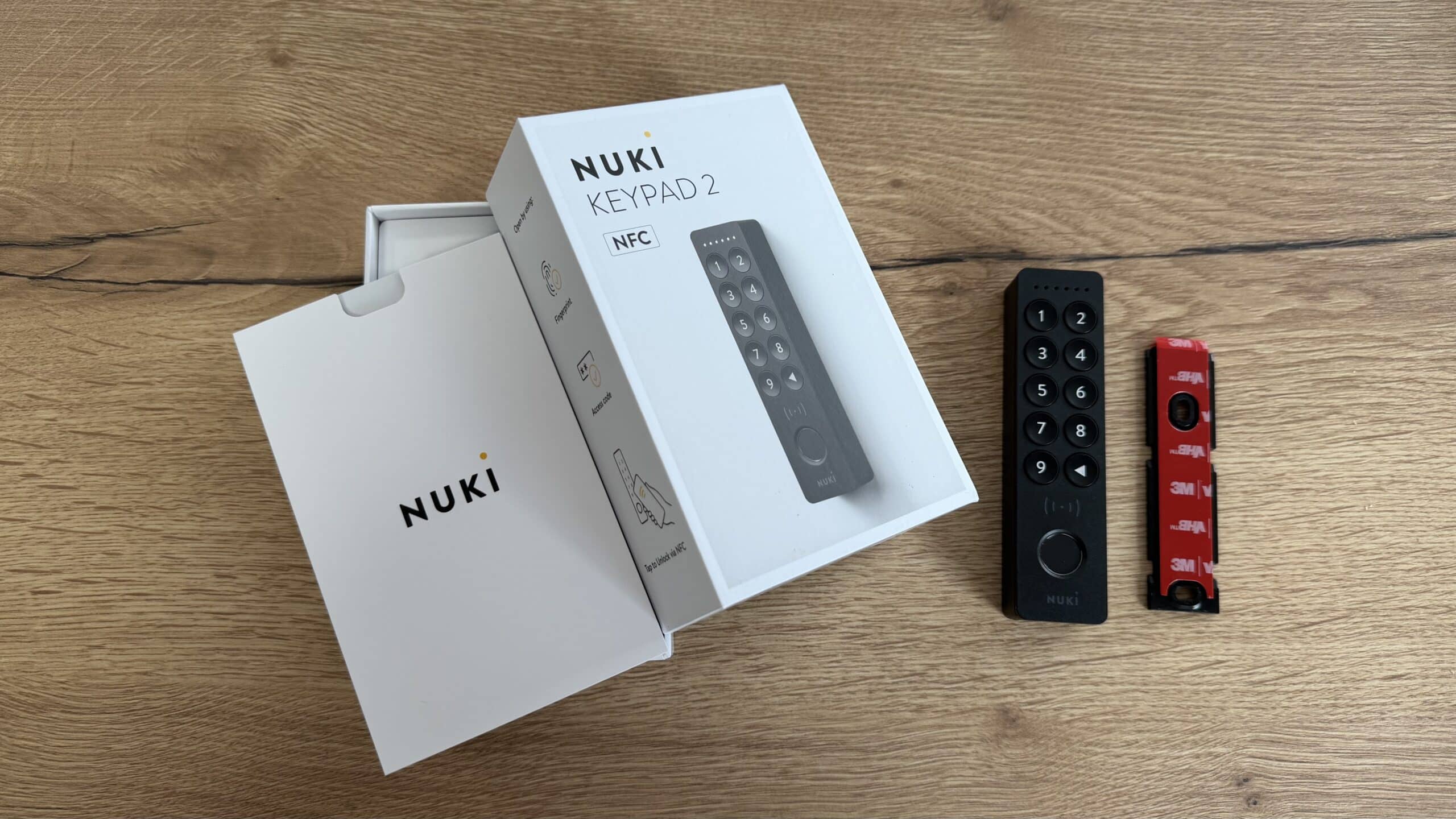 Das Nuki Keypad 2 NFC kommt mit etwas Papierkram und der bekannten Wandhalterung inkl. Klebeband.