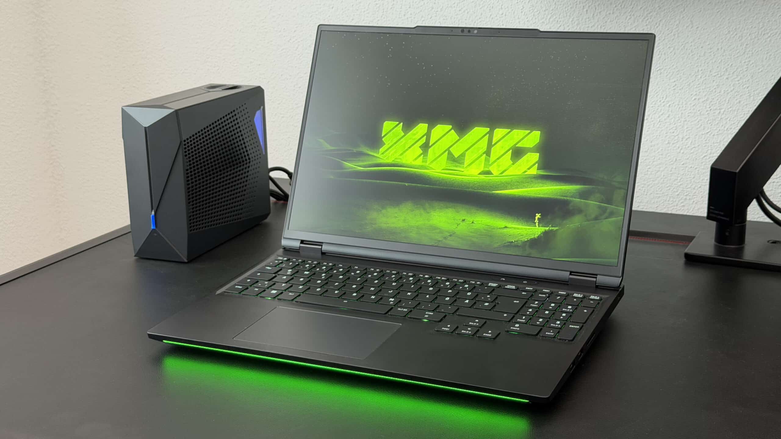 Das XMG NEO 16 zusammen in mit der XMG OASIS Wasserkühlung im Test.