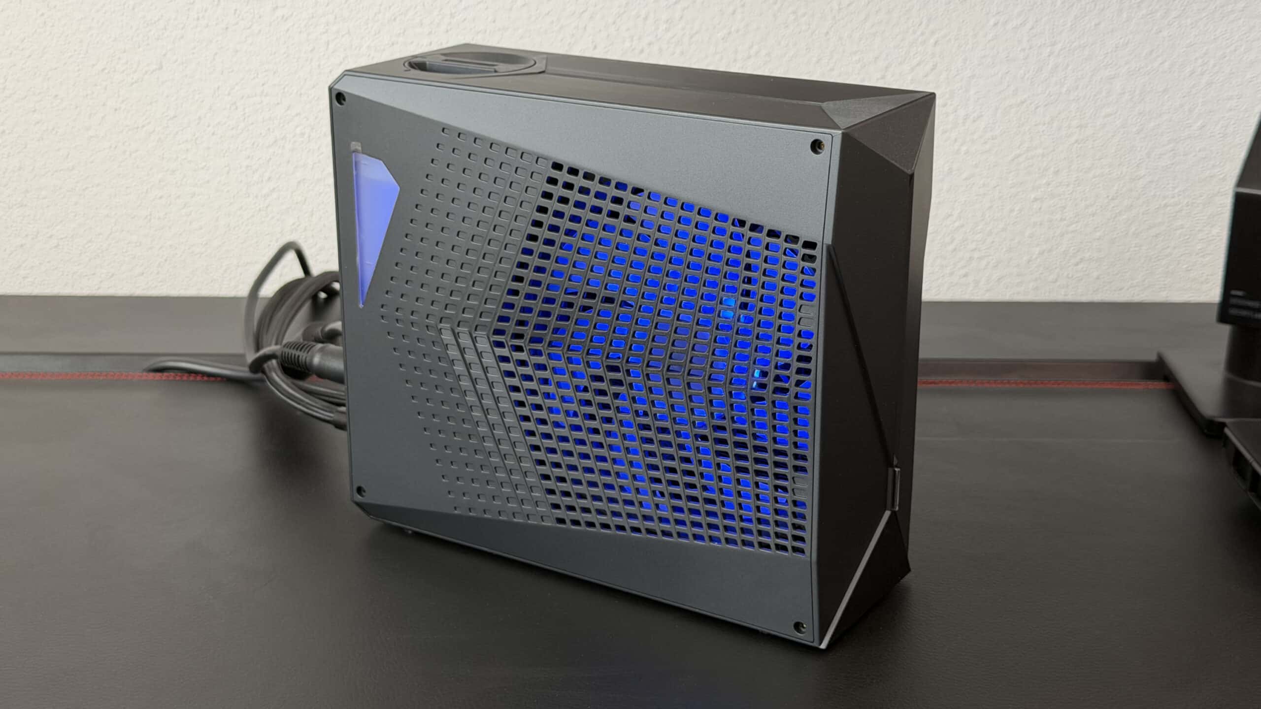 In der Optik eines Tower-PCs fügt sich die XMG OASIS charmant in jedes Gaming-Setup ein.