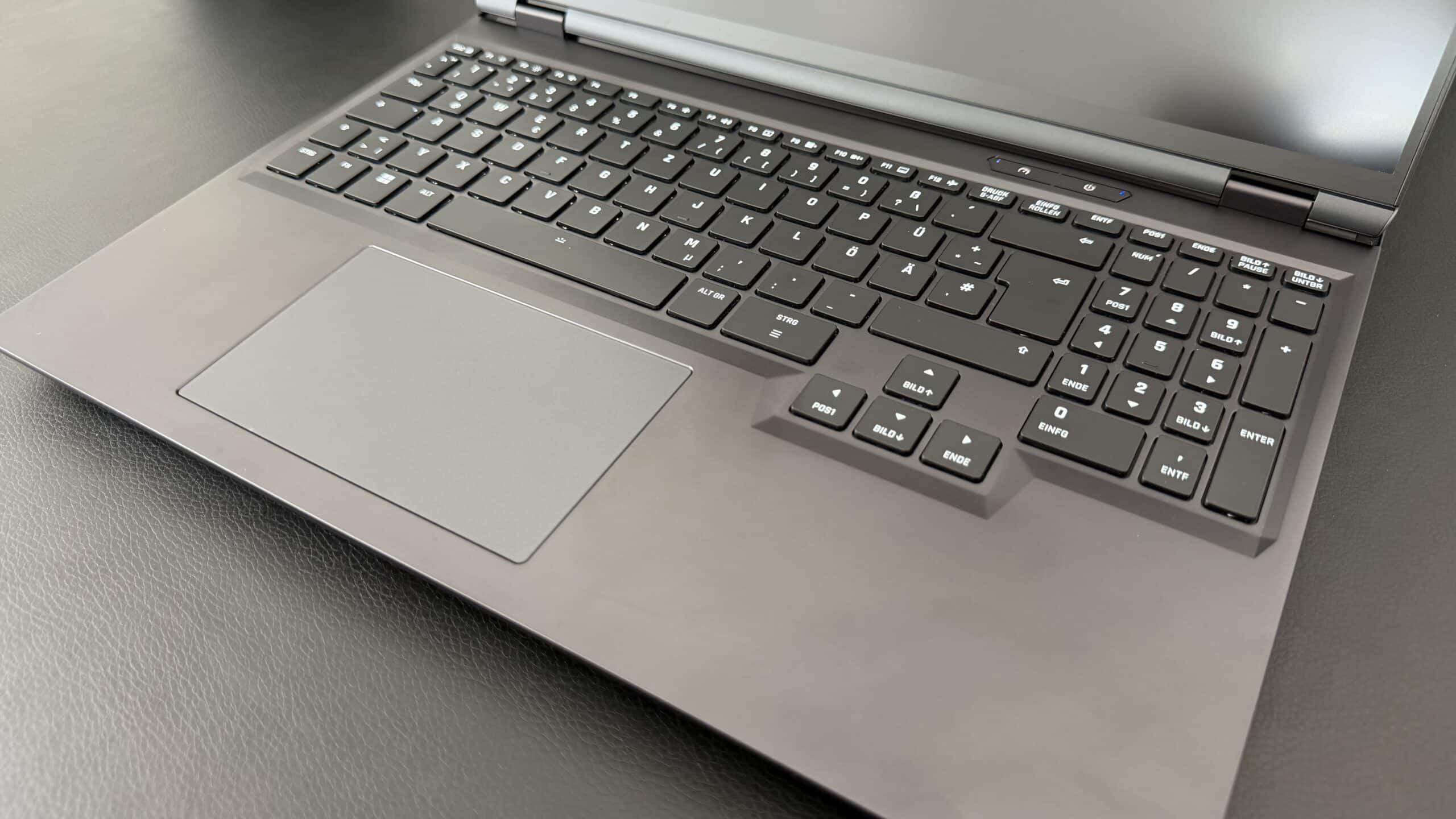 Gutes Schreibgefühl, gewöhnungsbedürftiges Layout bei der Tastatur des XMG NEO 16.