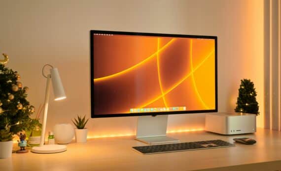 Mac Studio mit Studio Display auf Schreibtisch