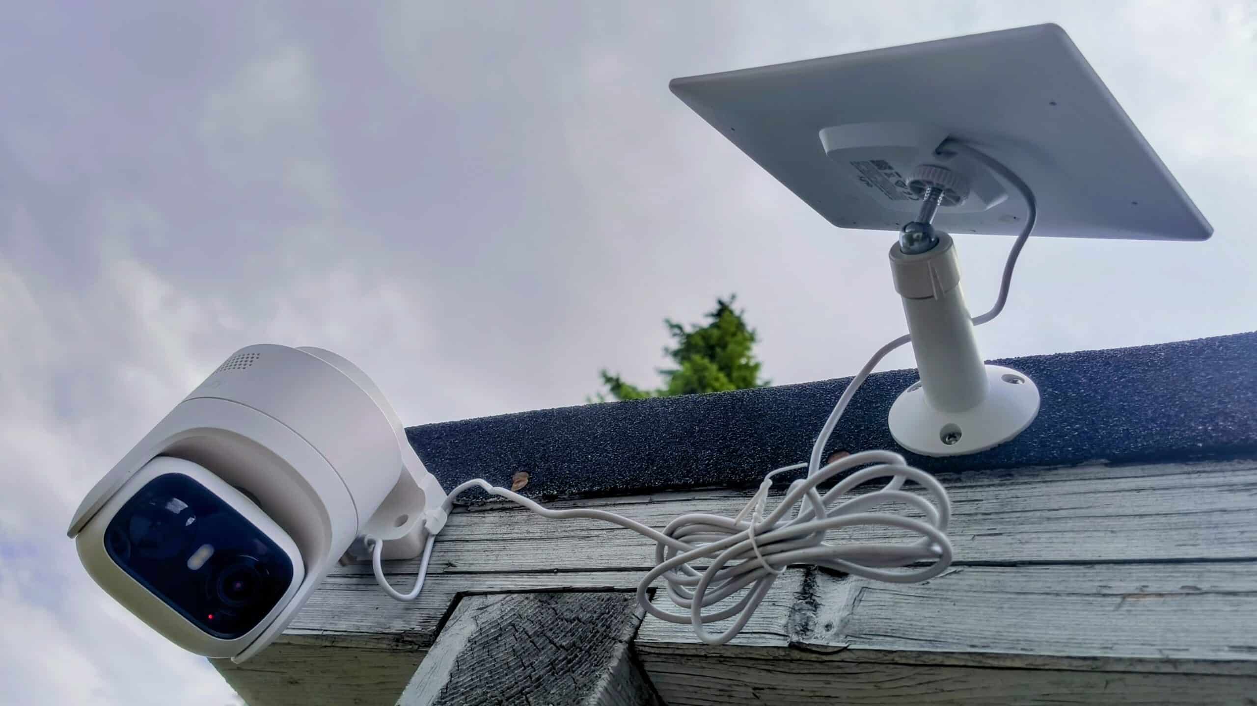 Nach wenigen Schrauben ist die Kamera samt Solar-Panel an Ort und Stelle.