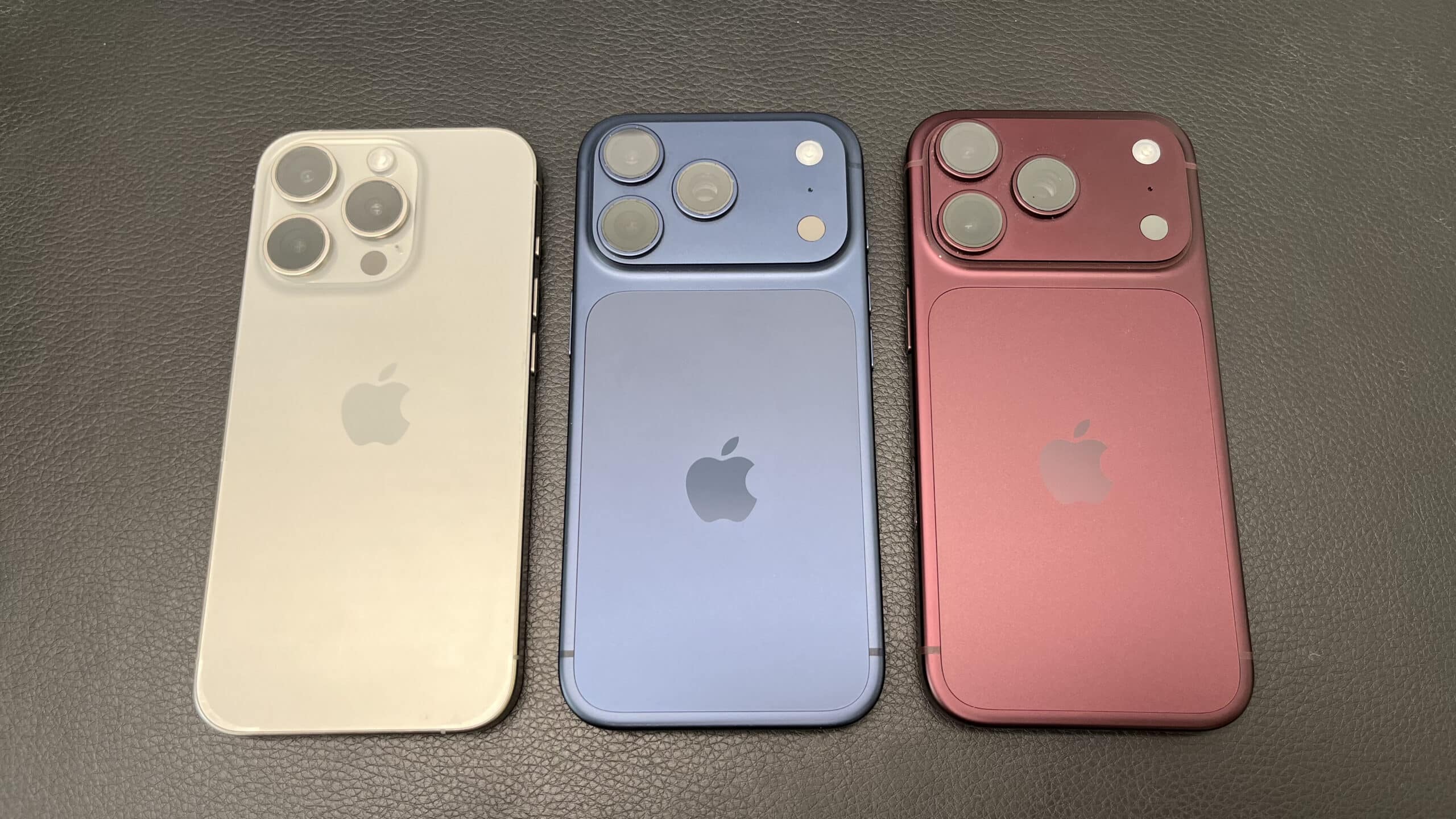 Von hinten ist das iPhone 18 Pro (rechts) kaum vom Vorgänger (Mitte) zu unterscheiden. Das Glas-Titan-Design des iPhone 15 Pro (links) bleibt mein optischer Favorit.