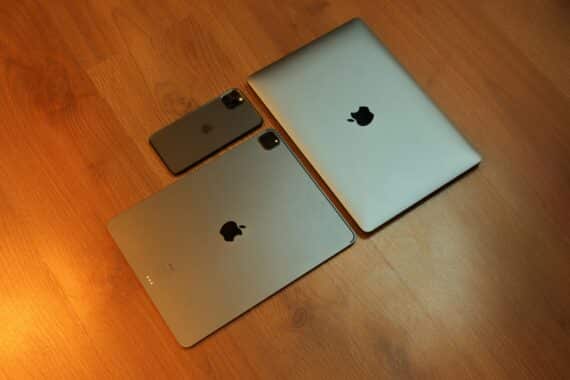 Apple-Geräte auf Holztisch